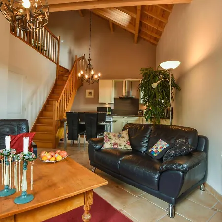 Prázdninový dům Cozy In Auvergne France With Terrace Offering Mountain Views Ferrières-sur-Sichon