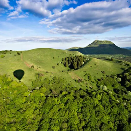 Prázdninový dům Cozy In Auvergne France With Terrace Offering Mountain Views
