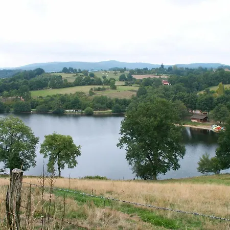 Cozy In Auvergne France With Terrace Offering Mountain Views Prázdninový dům *