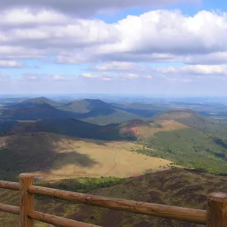 Prázdninový dům Cozy In Auvergne France With Terrace Offering Mountain Views